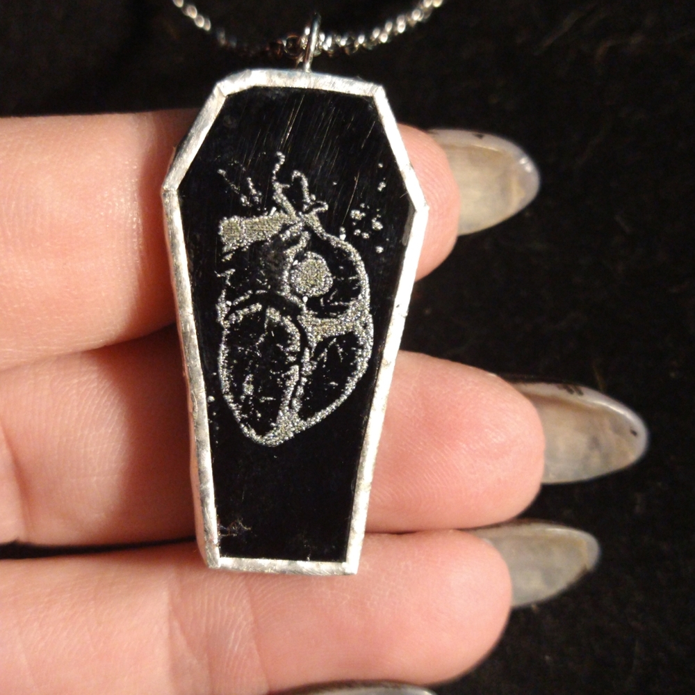 Black stained glass anotomical heart coffin pendant - Picture 2 of 2